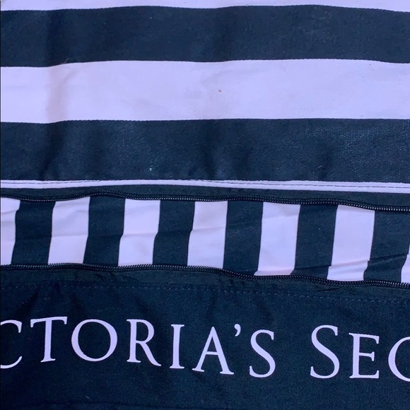 🌵 Victoria secret extra large duffle bag - Picture 2 of 6